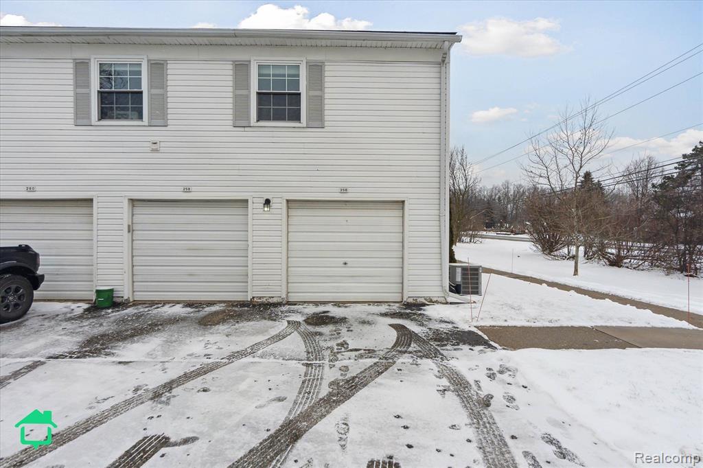 256 LAKE VILLAGE Drive, Walled Lake, MI 48390 — Photo 21