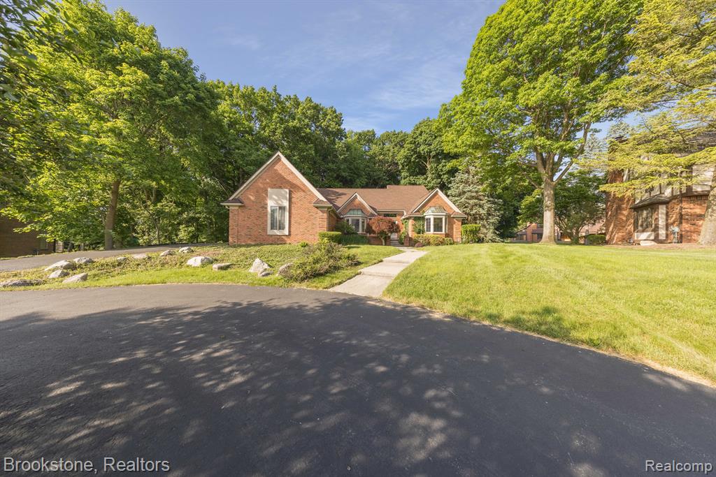 4237 WOODLANDS Lane, Orchard Lake Village, MI 48323 — Photo 39