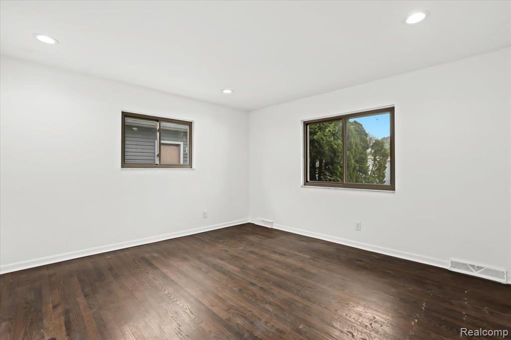48306 Jefferson Avenue, Chesterfield, MI 48047 — Photo 16
