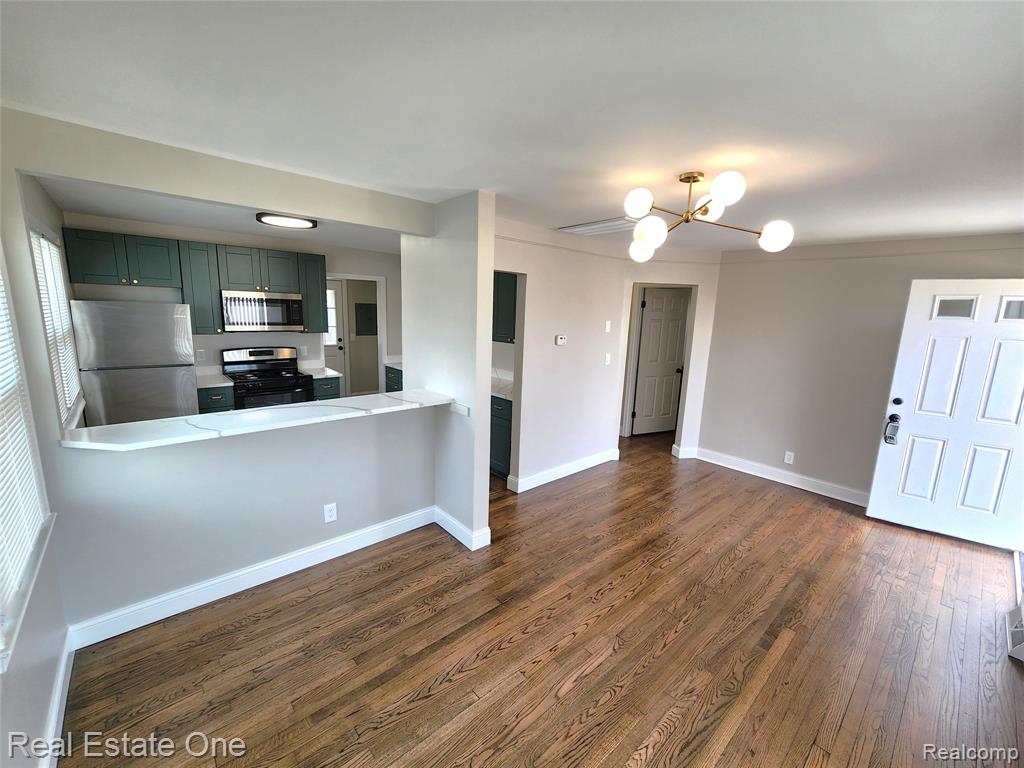628 E JARVIS Avenue, Hazel Park, MI 48030 — Photo 3