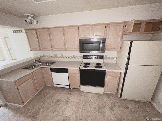 618 PERRY CREEK Drive, Grand Blanc, MI 48439 — Photo 6
