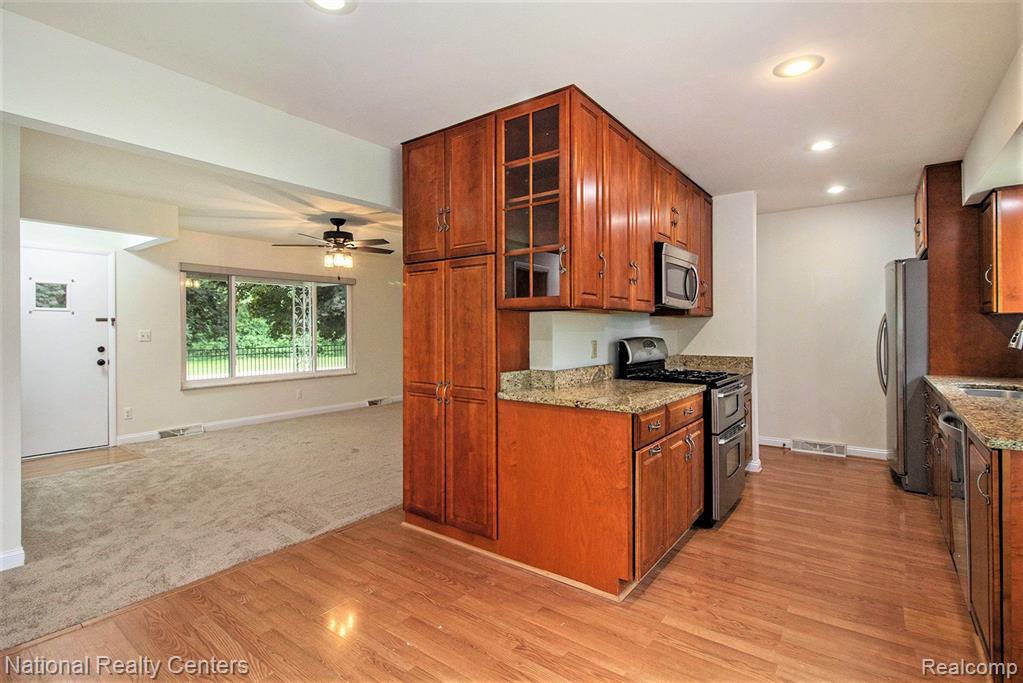630 W LAKE Street, South Lyon, MI 48178 — Photo 6