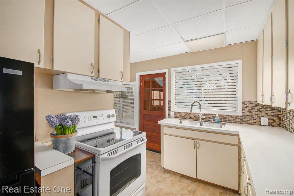 54 DIVISION Street, Oxford, MI 48371 — Photo 15