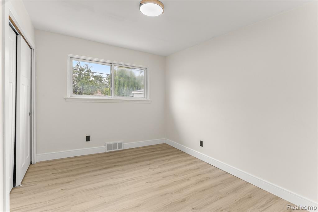 6981 Amboy Street, Dearborn Heights, MI 48127 — Photo 17