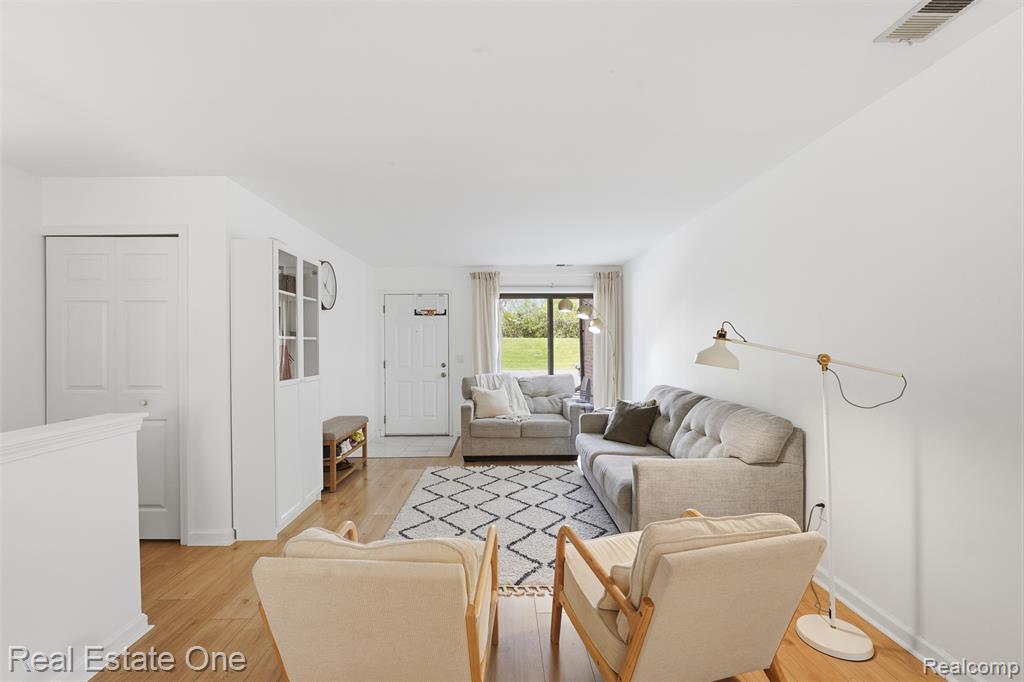 33547 Pondview Circle, 130, Livonia, MI 48152 — Photo 8