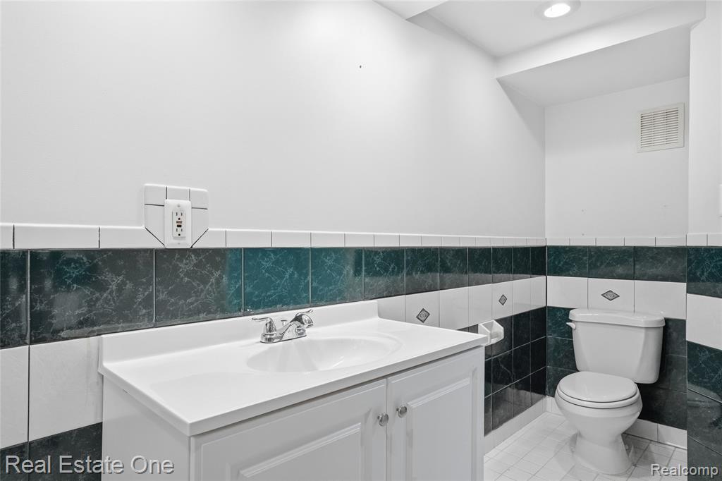 8422 Robindale Avenue, Dearborn Heights, MI 48127 — Photo 24