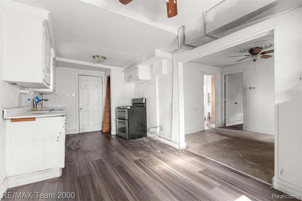 533 E Milton Avenue, Hazel Park, MI 48030 — Photo 8
