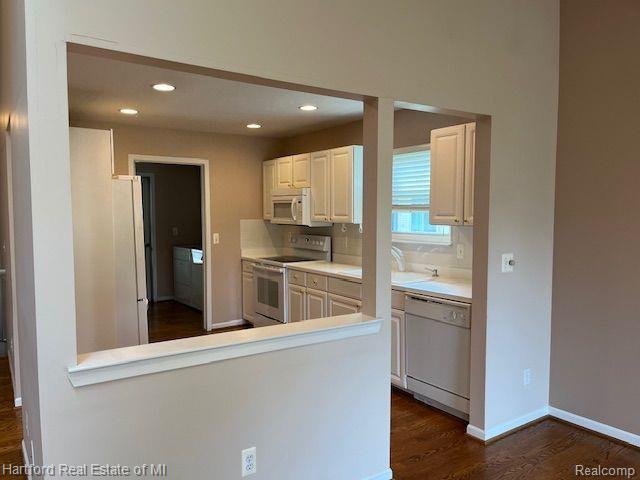395 WOODVALE Drive, Walled Lake, MI 48390 — Photo 8