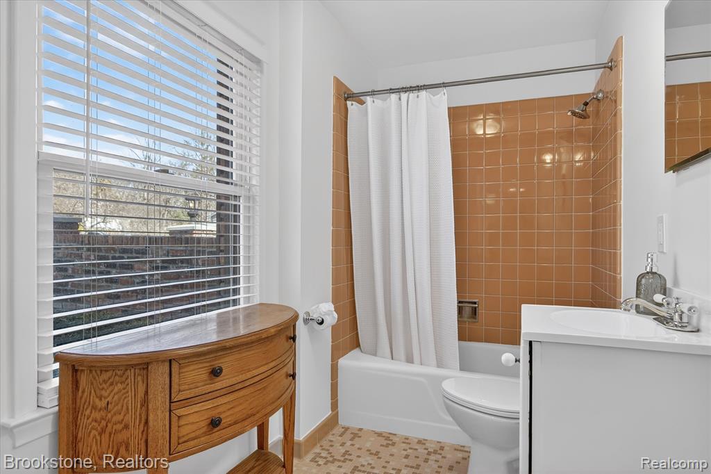 754 N Valley Chase Road, Bloomfield Hills, MI 48304 — Photo 36