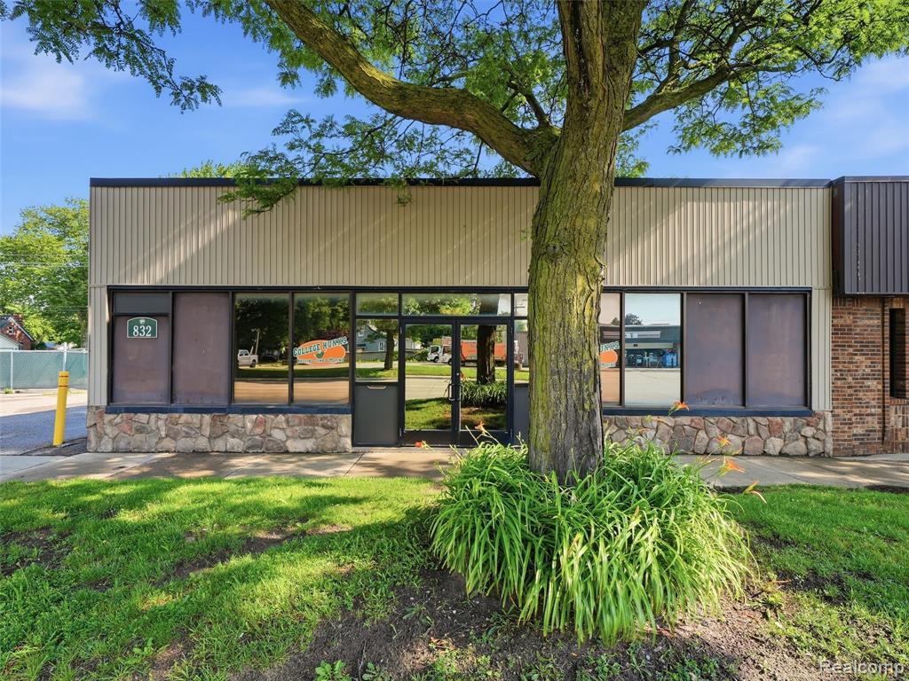 832 W 11 Mile Road, Madison Heights, MI 48071 — front exterior
