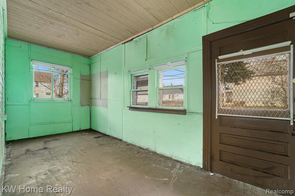 8436 LUMPKIN Street, Hamtramck, MI 48212 — Photo 9