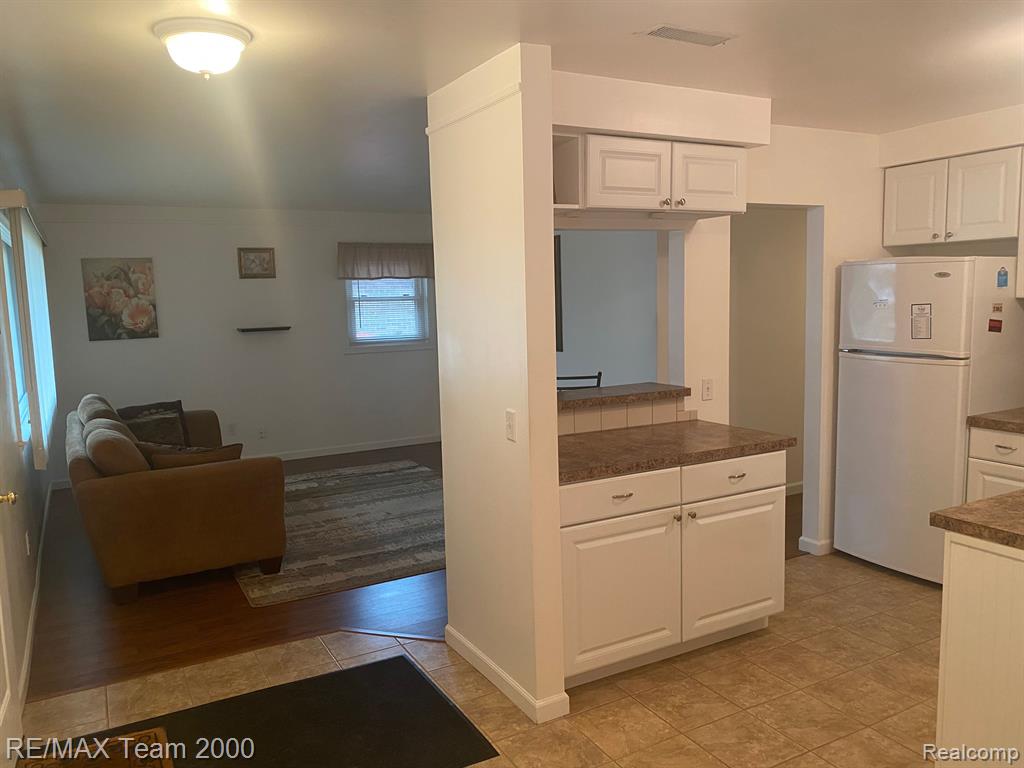 4981 PARDEE Avenue, Dearborn Heights, MI 48125 — Photo 6