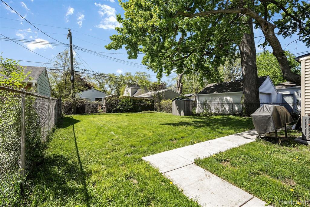 71 W DALLAS Avenue, Madison Heights, MI 48071 — Photo 23