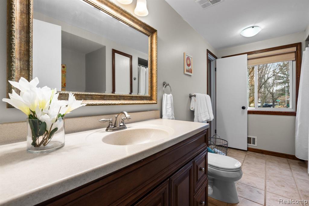 6165 VENICE Drive, Commerce Twp, MI 48382 — Photo 27