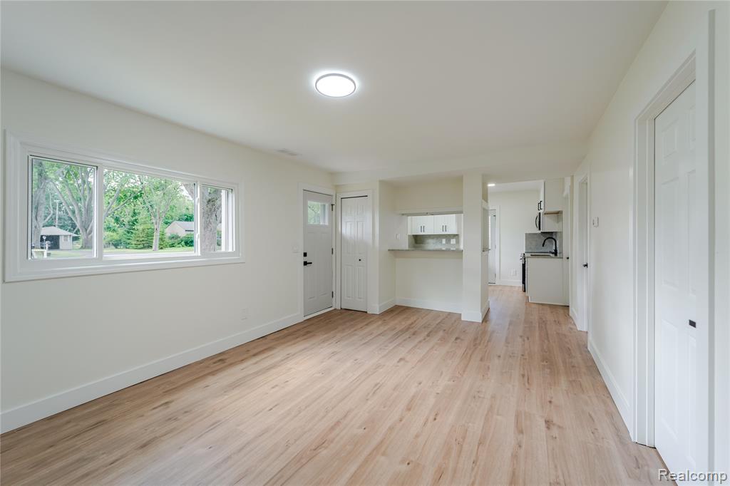 6194 Wilson Drive, Waterford, MI 48329 — Photo 2