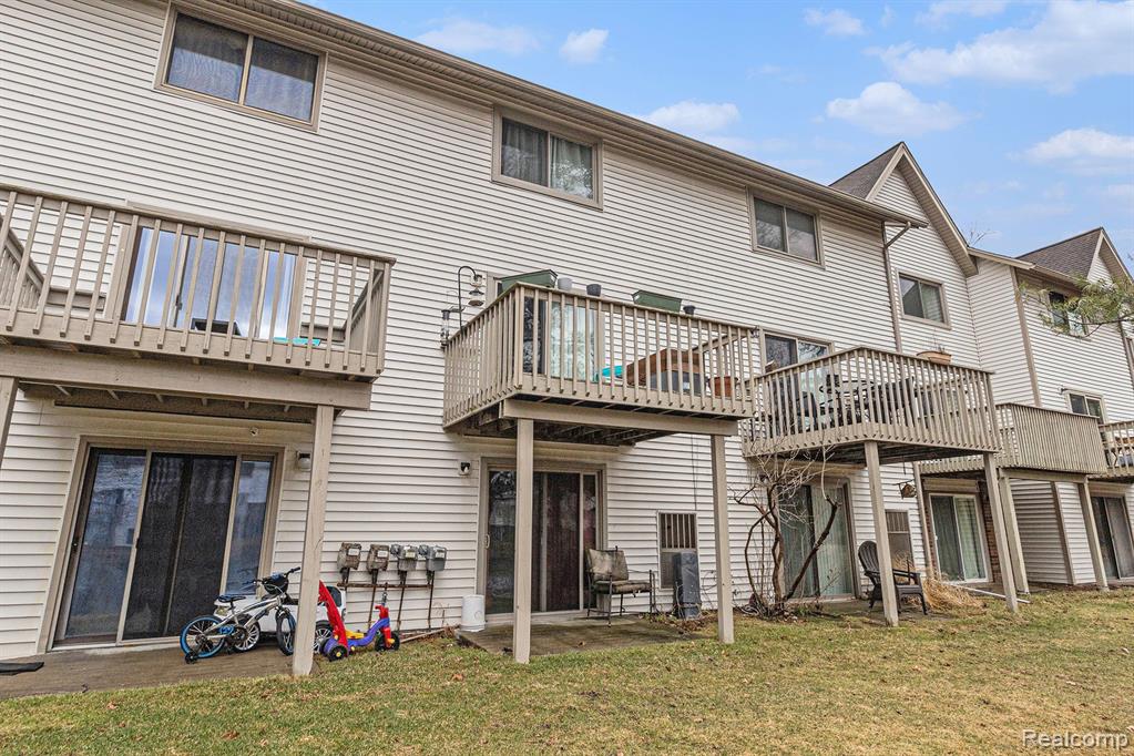 7310 BLUEWATER Drive, 117, Clarkston, MI 48348 — Photo 17