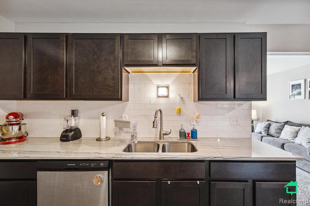 37675 Colonial Drive, Westland, MI — Photo 17