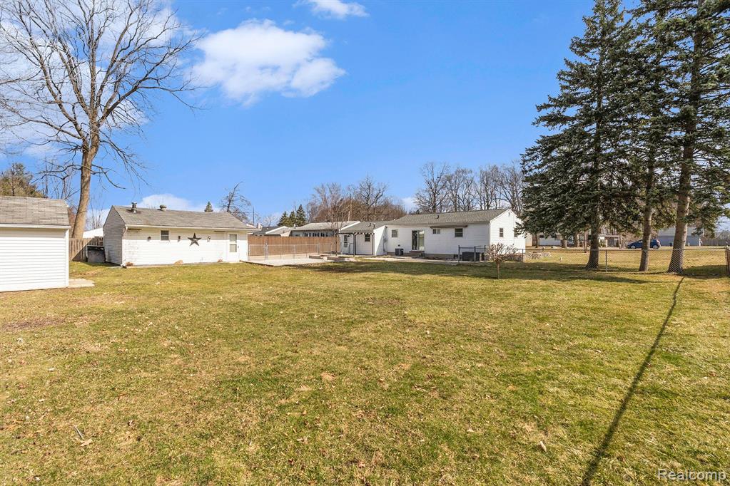 4230 BRISTOLWOOD Drive, Flint, MI 48507 — Photo 17