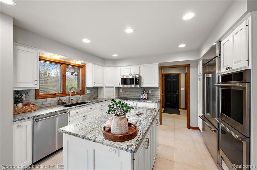 1071 Woodbridge Lane, Rochester, MI 48306 — Photo 11