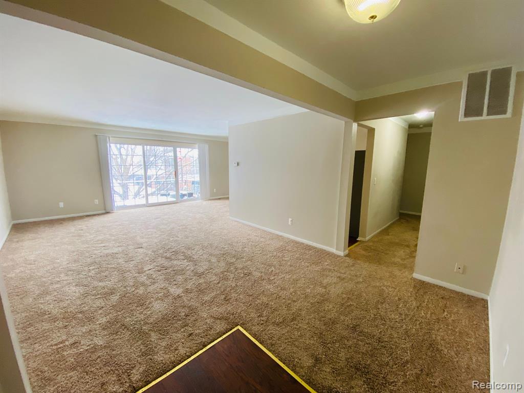 490 FOX HILLS Drive N, 8, Bloomfield Hills, MI 48304 — Photo 2