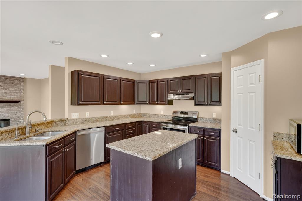 5195 Wyndham Place, Fenton, MI 48430 — Photo 11