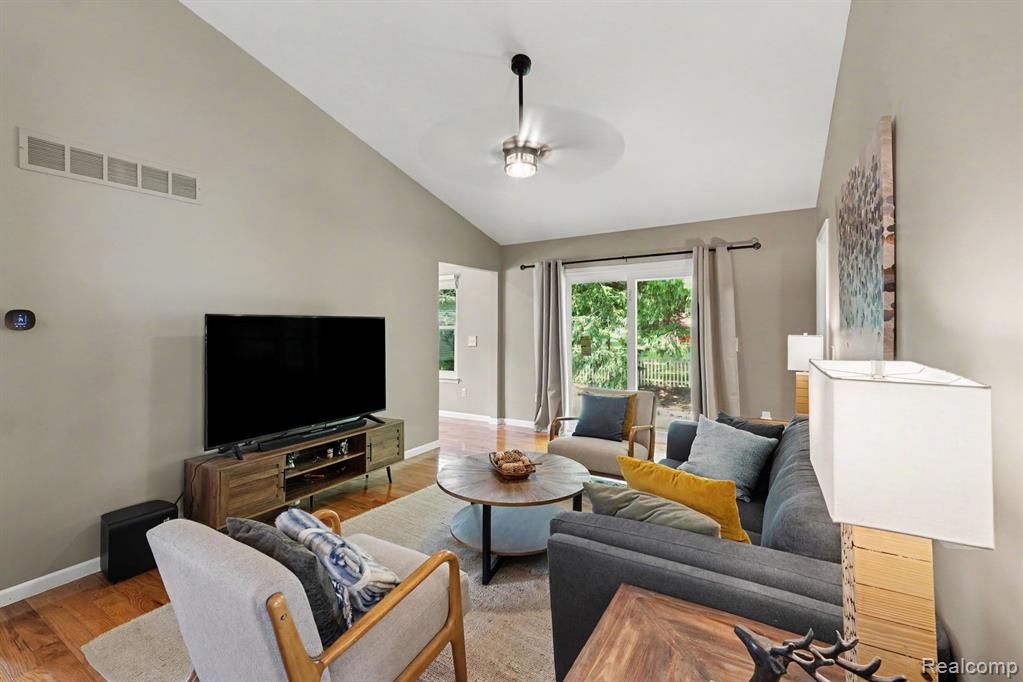 524 Mill Pond Drive, Fenton, MI 48430 — Photo 5