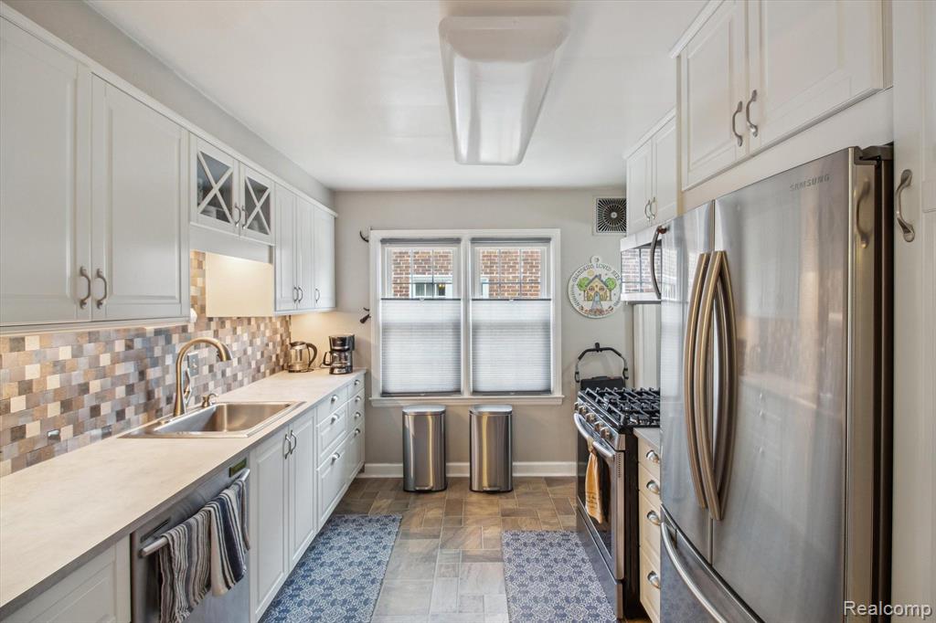 944 NEW YORK Avenue, Lincoln Park, MI 48146 — Photo 8