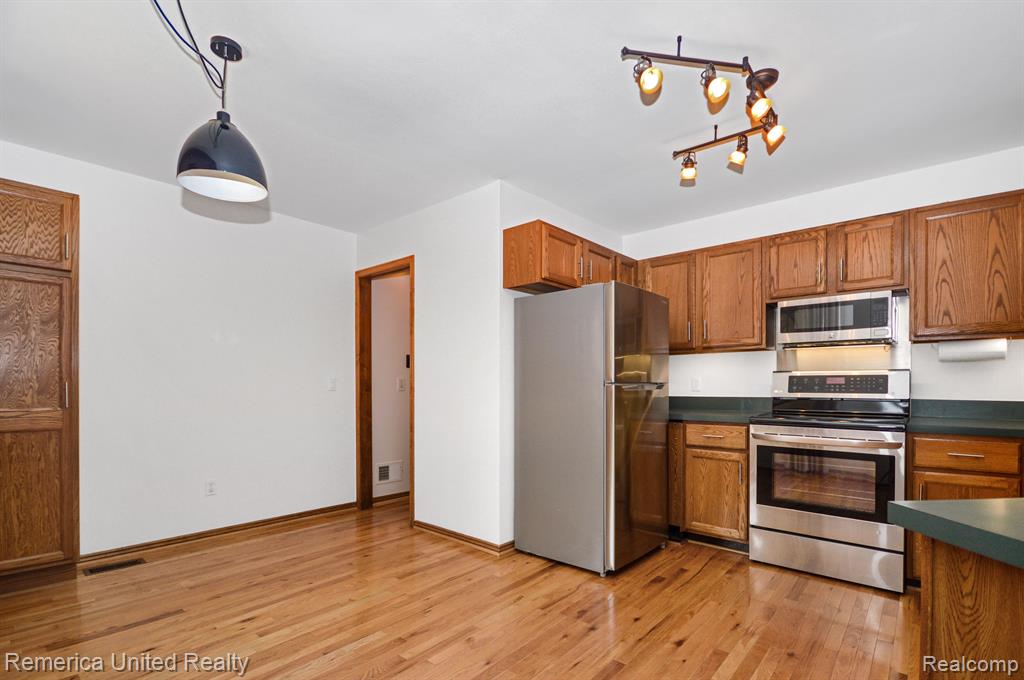 2781 HONEY SUCKLE Court, Wixom, MI 48393 — Photo 13