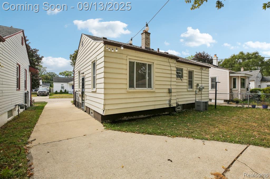 553 E Annabelle Avenue, Hazel Park, MI 48030 — Photo 21