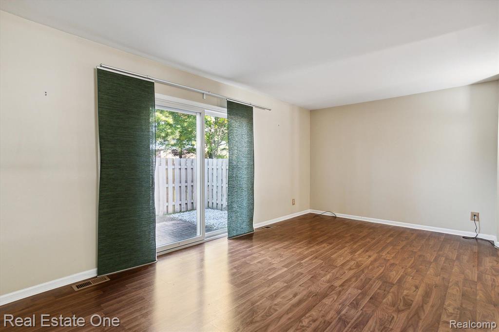 24762 Bashian Drive, Novi, MI — Photo 12