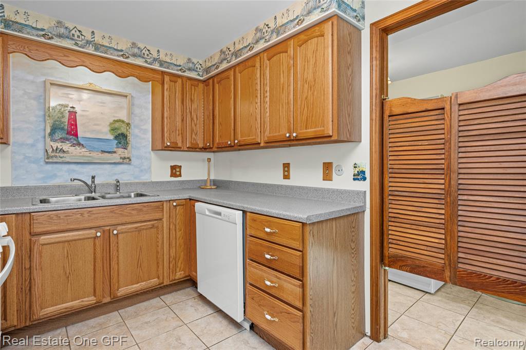 5871 Manor Drive, Fort Gratiot, MI 48059 — Photo 15