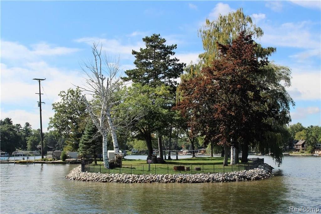 752 Preston Island, Orion, MI 48362 — Photo 14