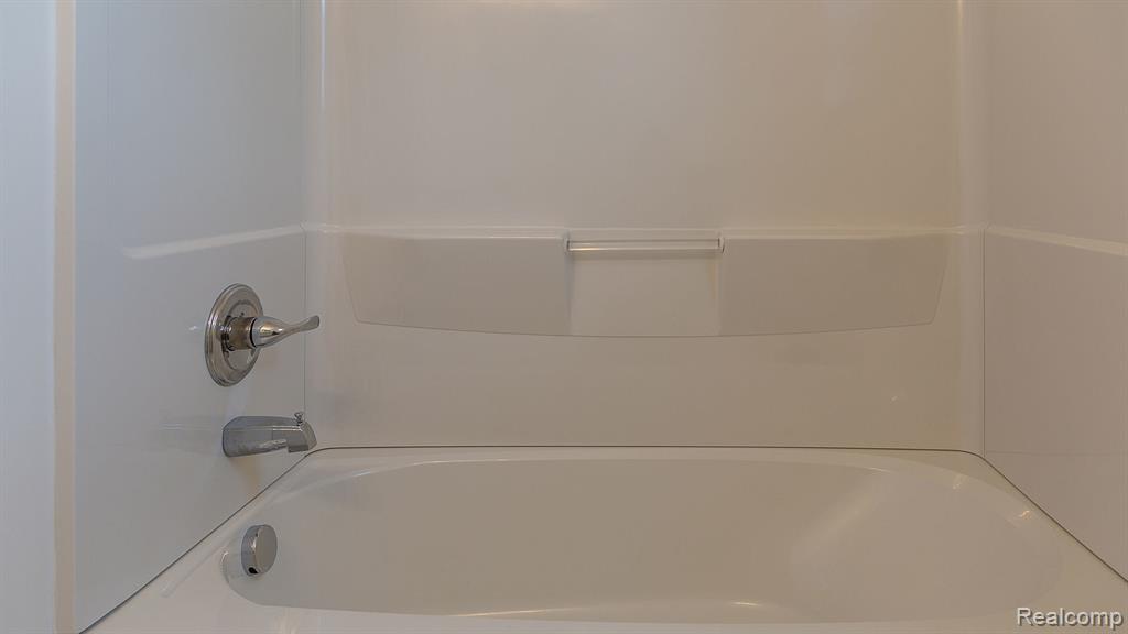 74 GUANONOCQUE Street, Auburn Hills, MI 48326 — Photo 24