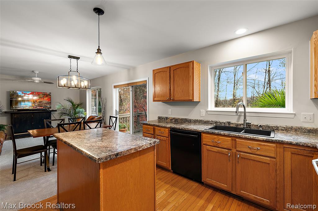 437 Cove View Drive, Waterford, MI 48327 — Photo 7