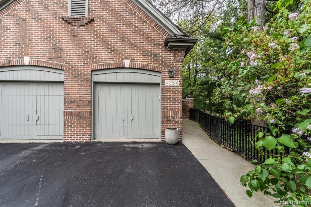 4054 Cranbrook Court, Bloomfield Hills, MI 48301 — Photo 46