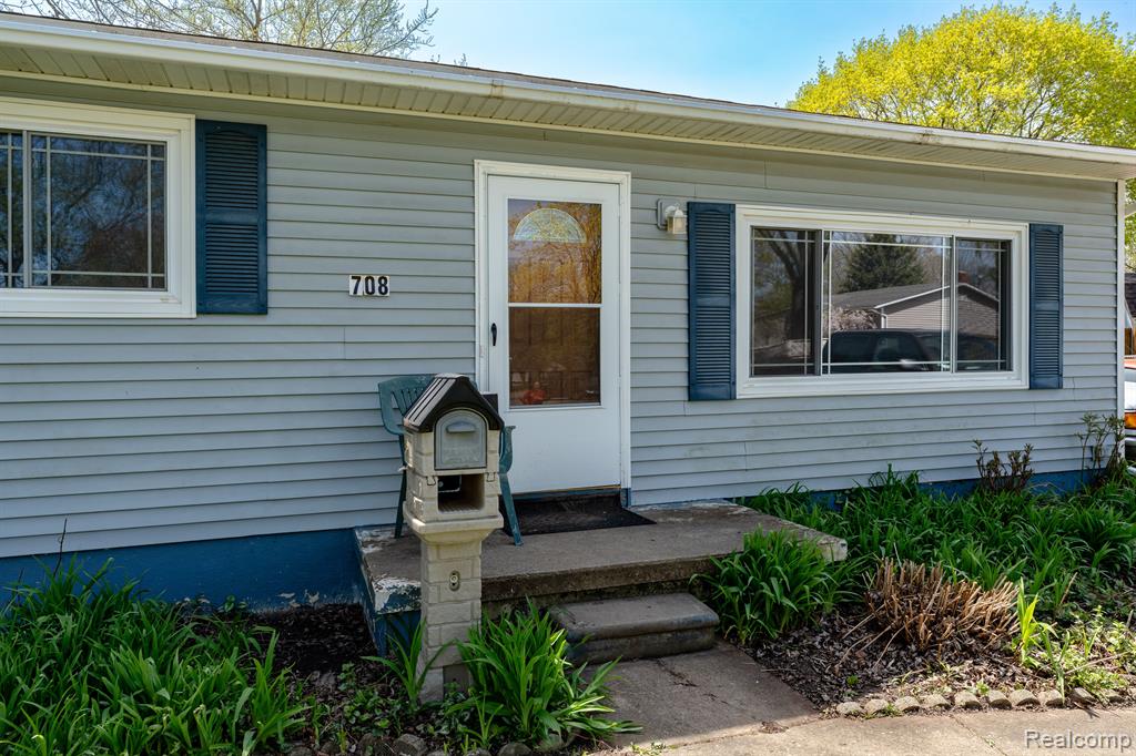 708 S GOMAS Court, Durand, MI 48429 — Photo 2