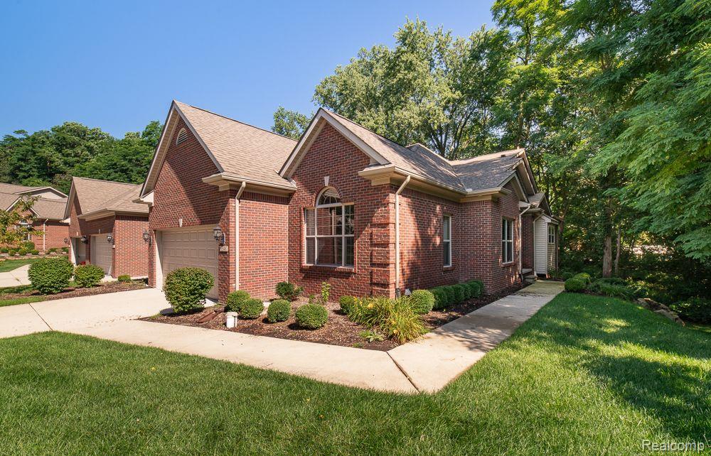 9546 KINGSWAY Circle, Clarkston, MI 48348 — front exterior