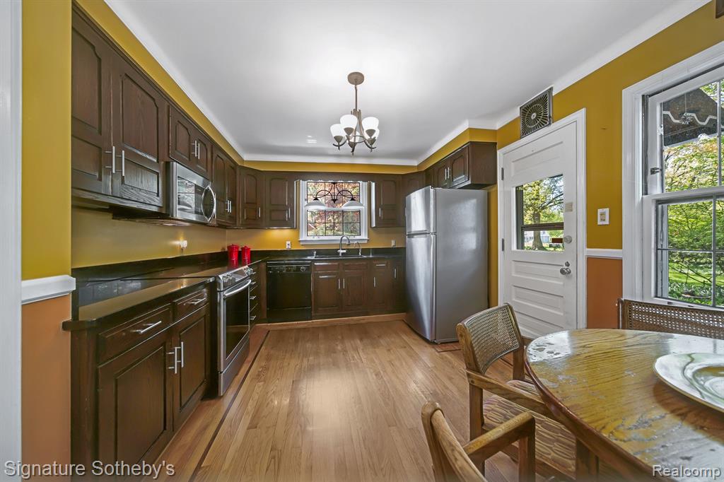27721 SANTA BARBARA Drive, Lathrup Village, MI 48076 — Photo 11