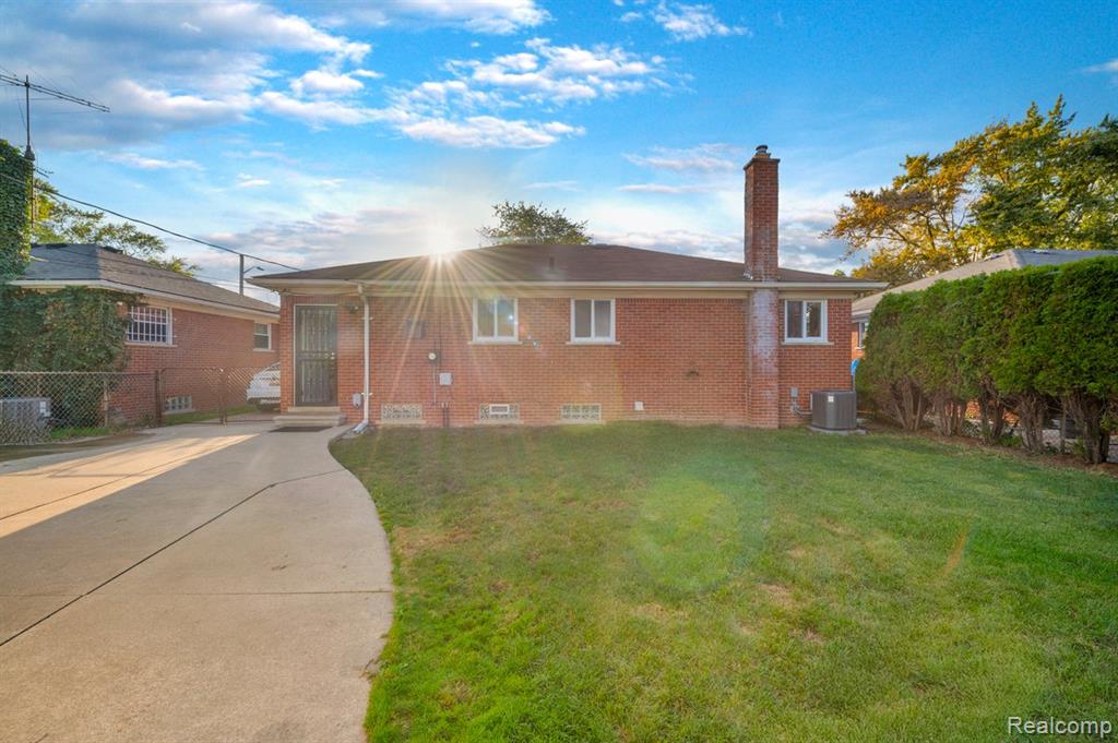 24880 Warrington Avenue, Eastpointe, MI 48021 — Photo 20