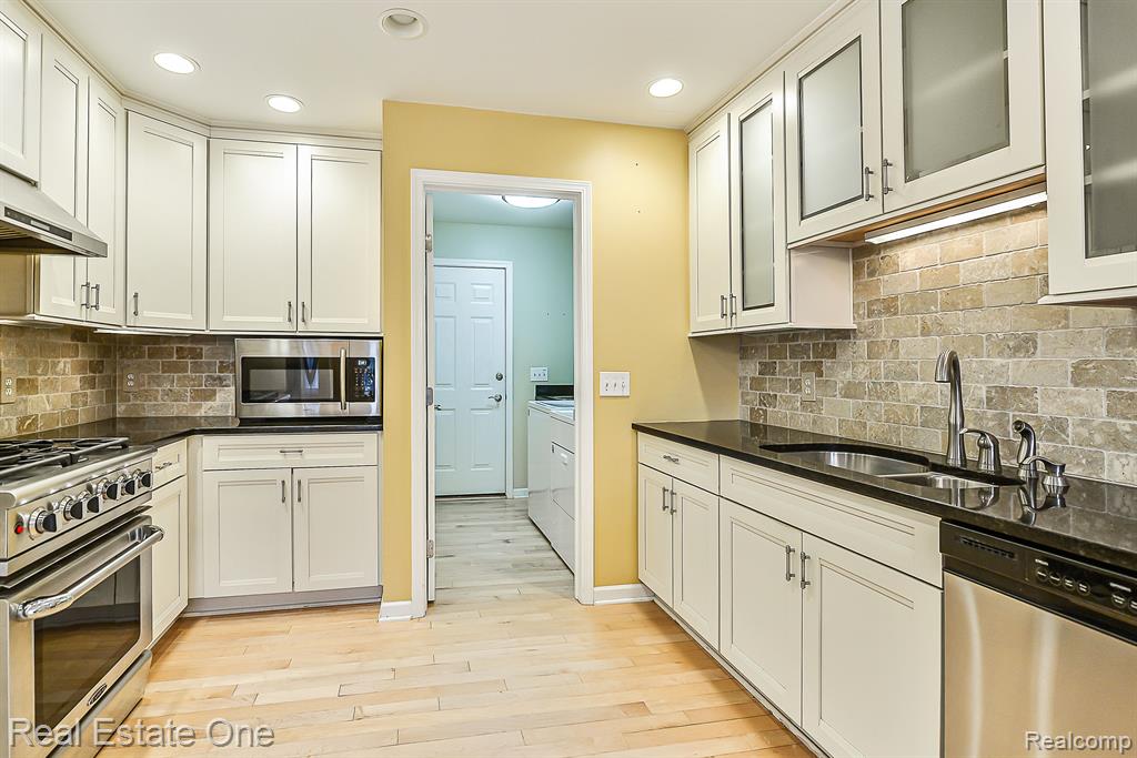 941 PERSIMMON Drive, Brighton, MI 48116 — Photo 17