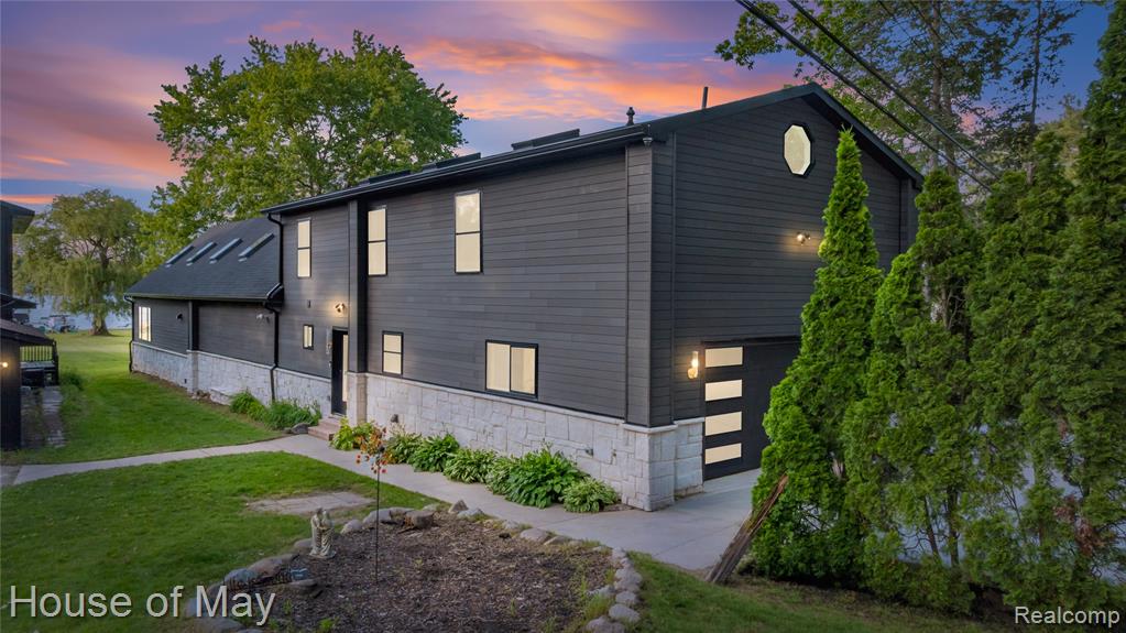 10890 Hillway Drive, White Lake, MI