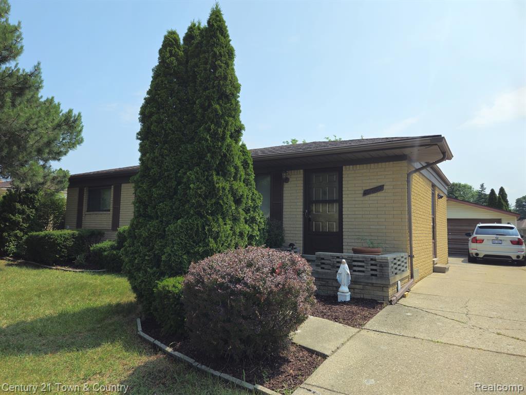 39622 University Drive, Sterling Heights, MI 48310 — front exterior