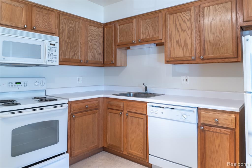6145 Orchard Lake Road, 204, West Bloomfield, MI — Photo 4