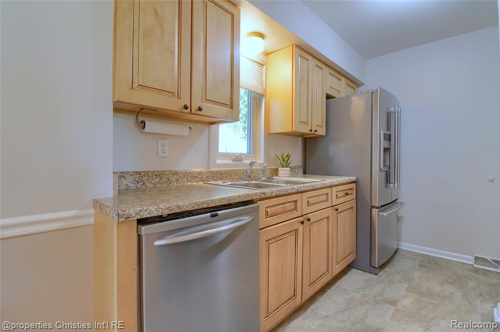 565 Center Ridge, South Lyon, MI 48178 — Photo 12