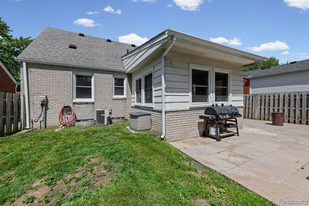 20700 Damman Street, Harper Woods, MI 48225 — Photo 31