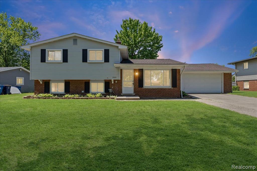 5925 Strathdon Way, Waterford, MI 48327