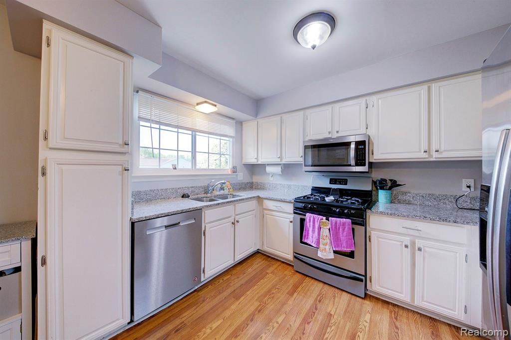 42582 WOODBRIDGE Drive, Canton, MI 48188 — Photo 7