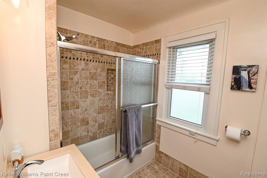 606 N CENTER Street, Royal Oak, MI 48067 — Photo 24