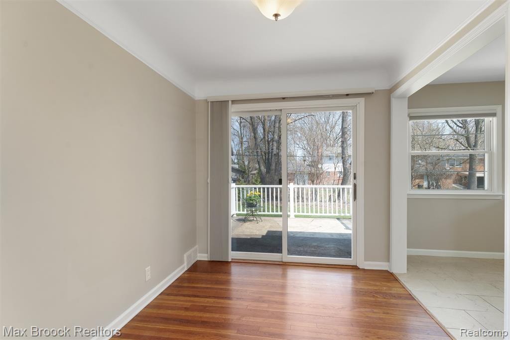 Dining room w. doorwall leading to deck