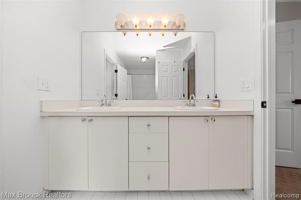 6986 Crosswell Drive, West Bloomfield, MI — Photo 33